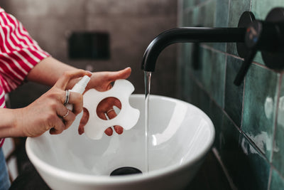 NuNI Stillpads werden unter Wasser gereinigt mit passendem Reinigungsspray